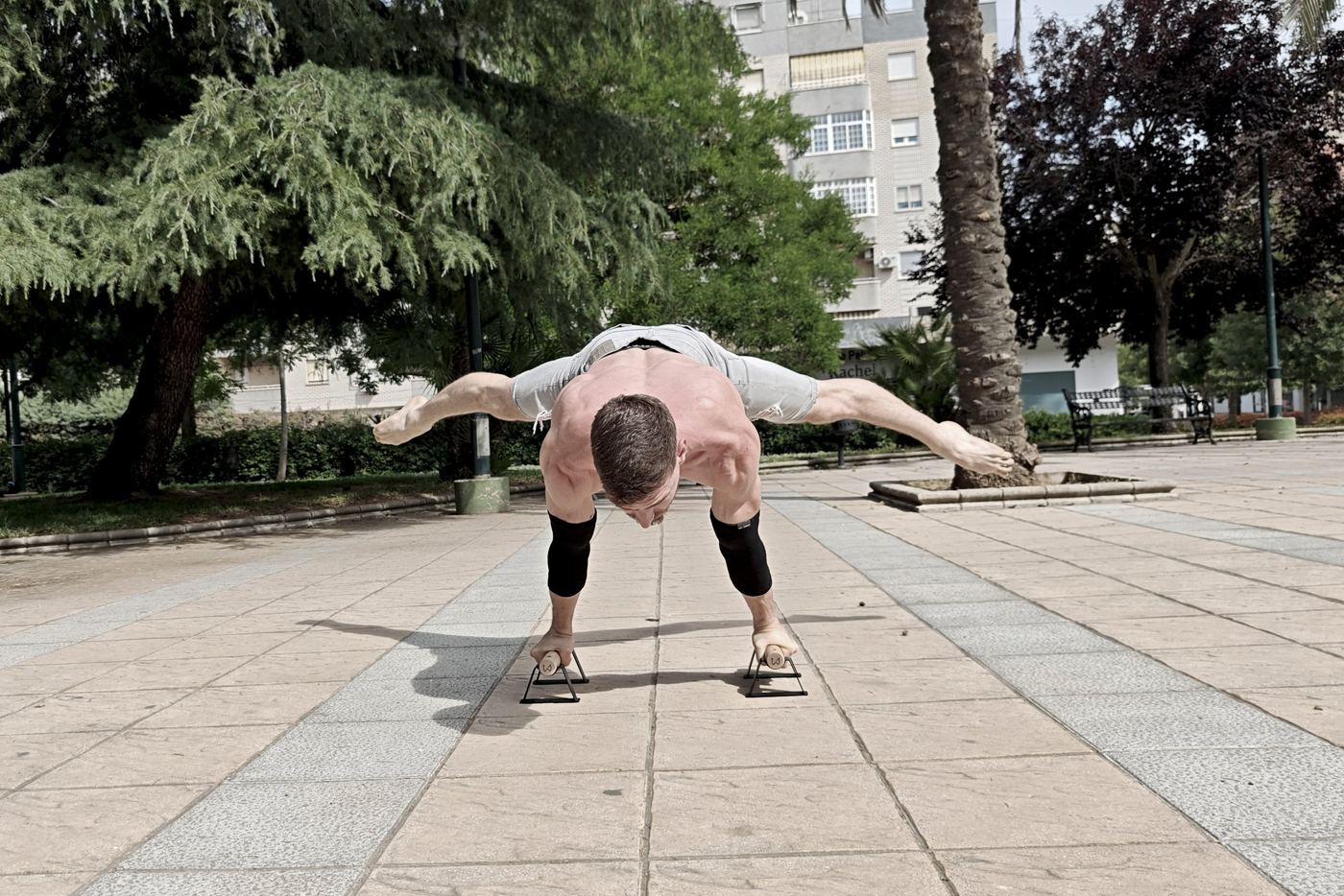 Straddle planche realizado sobre las Antlettes de Xtenia en un parque